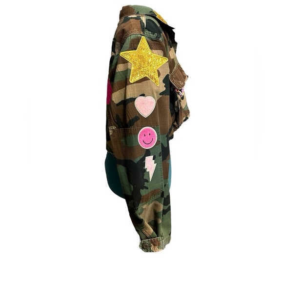 Upcycled Women's Woodland Fatigue Camo Cropped Jacket Top Valentine’s Patches - Picture 3 of 9